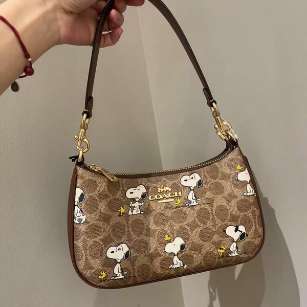 Coach Snoopy Handbag BA60028009