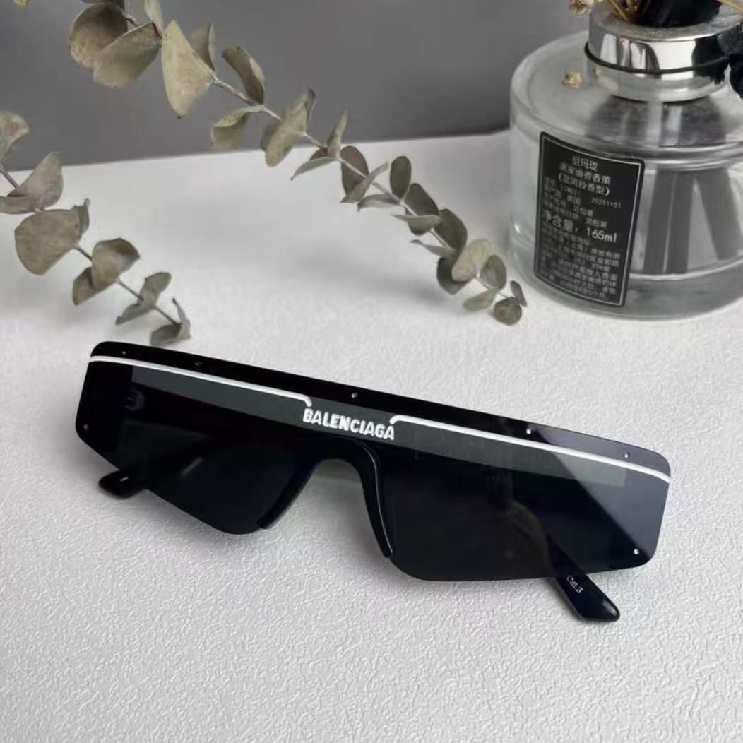Balenciaga Technology Oriented Flat Sunglasses DB40104002